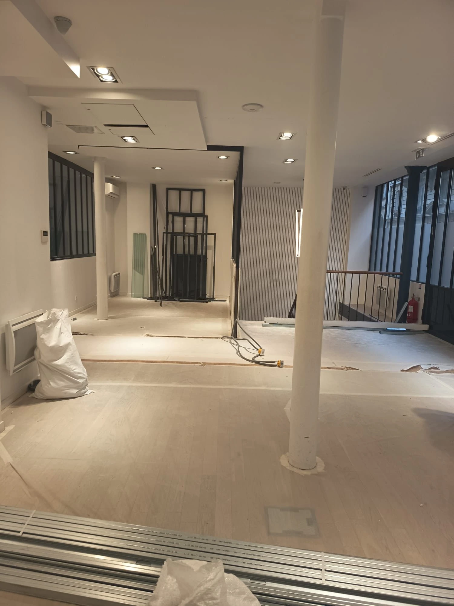 Espace ouvert rénové par W.A.R.D — Bureau médical SRLF, Paris 11e