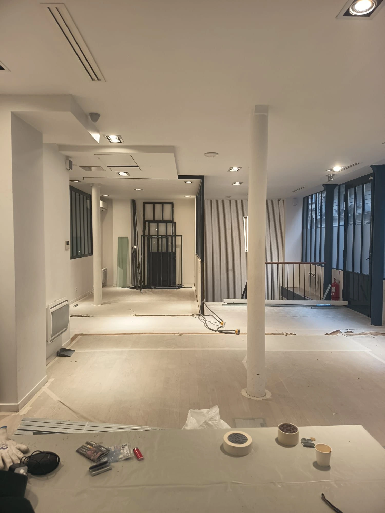 Structure et cloisons en chantier — Bureau médical SRLF, Paris 11e