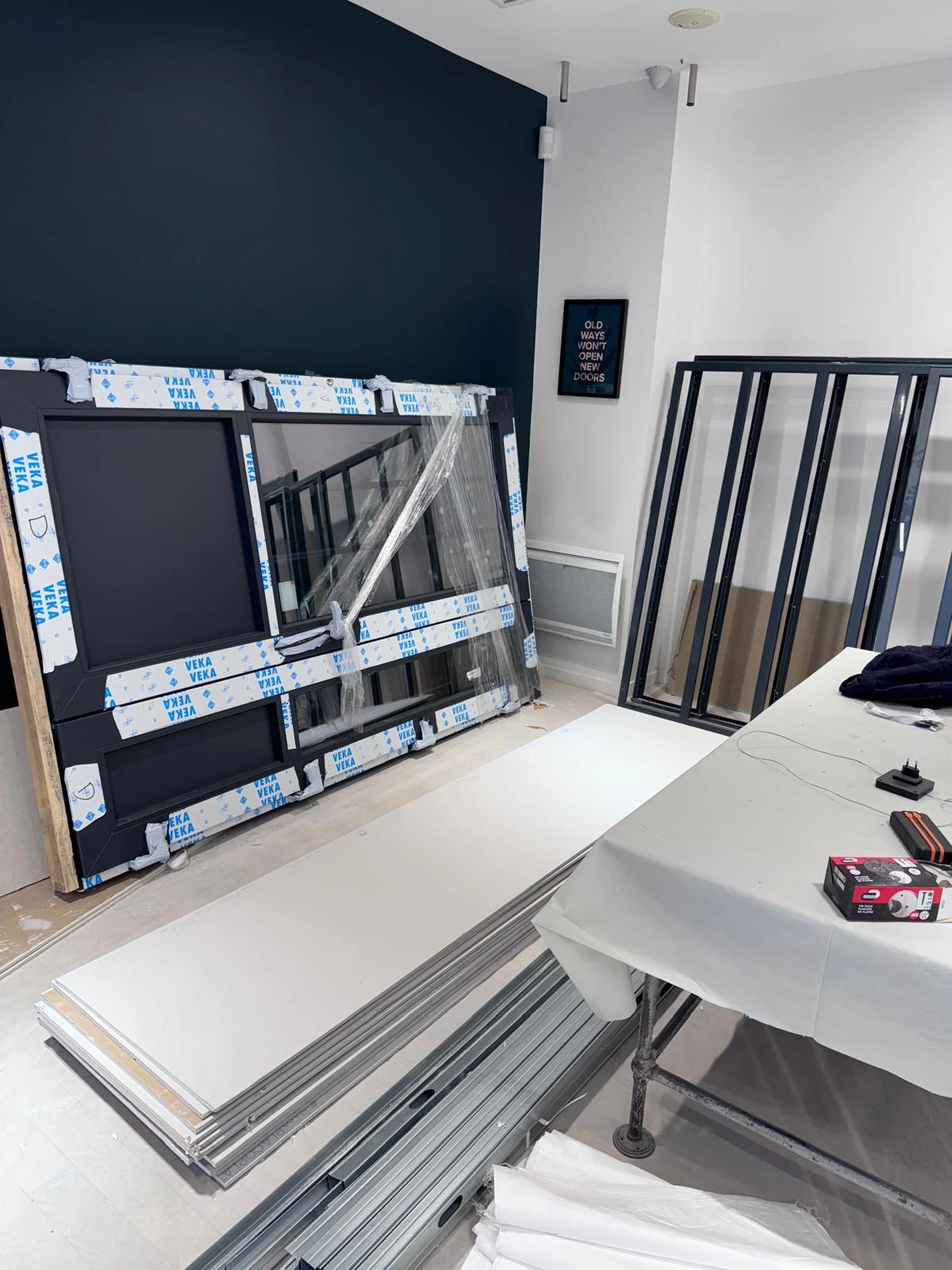 Menuiseries et finitions — Bureau médical SRLF, Paris 11e